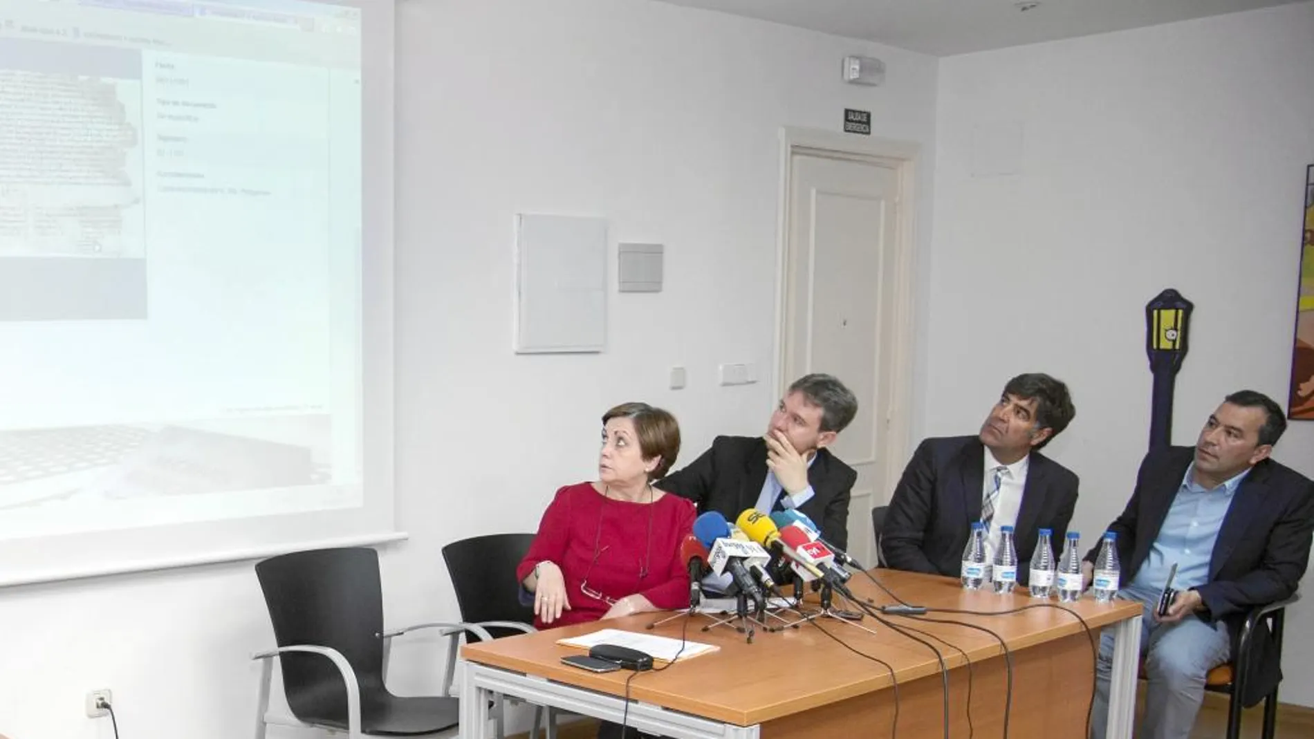 El alcalde de Burgos, Javier Lacalle, junto a miembros del Archivo Municipal