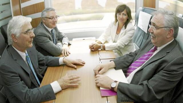 Blanco, ayer durante el trayecto con Barreda, la alcaldesa de Albacete y el presidente de Renfe