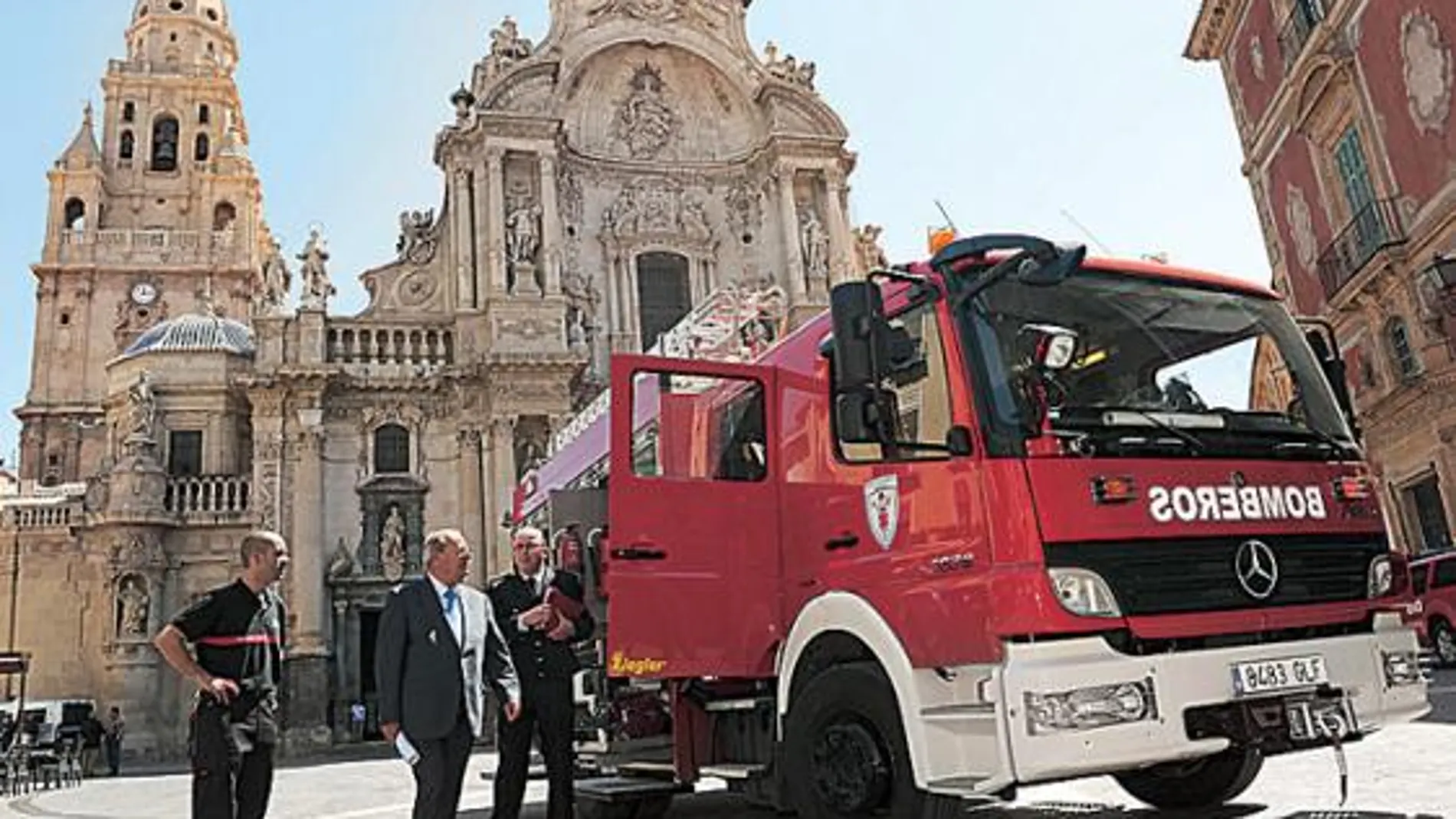 Los Bomberos adquieren un autobomba para sofocar incendios en edificios altos