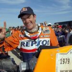 El piloto español Marc Coma, saluda tras el Rally de los Faraones,