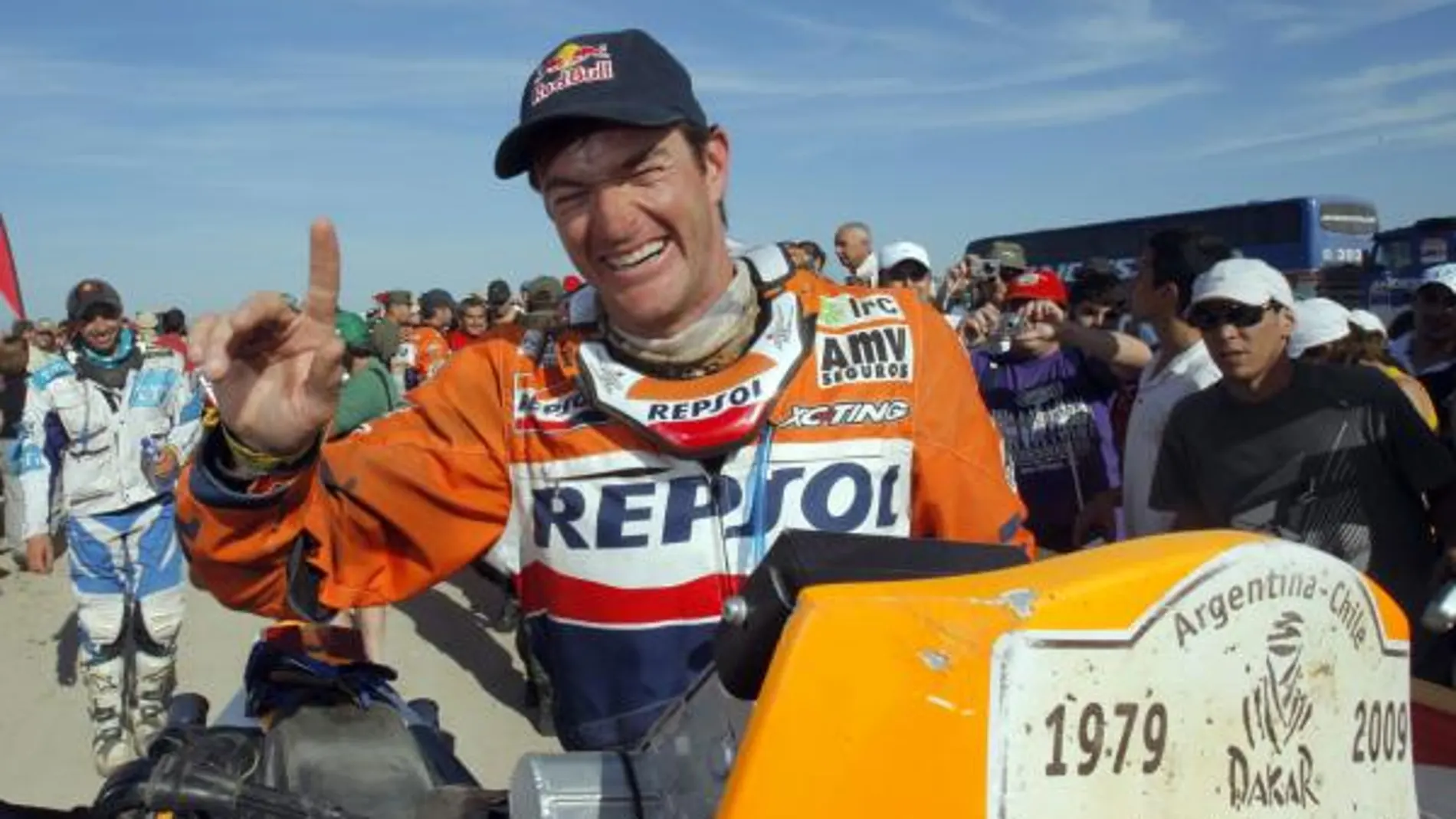 El piloto español Marc Coma, saluda tras el Rally de los Faraones,