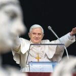 El Papa Benedicto XVI, durante el rezo del Ángelus de ayer en la plaza de San Pedro del Vaticano