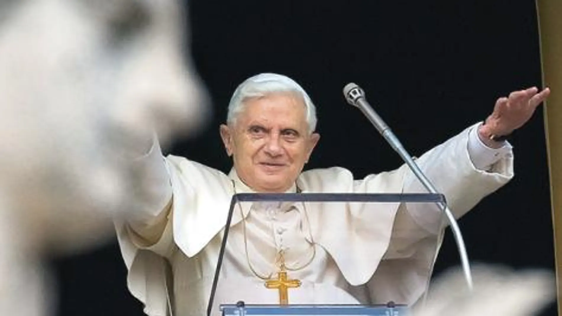 El Papa Benedicto XVI, durante el rezo del Ángelus de ayer en la plaza de San Pedro del Vaticano