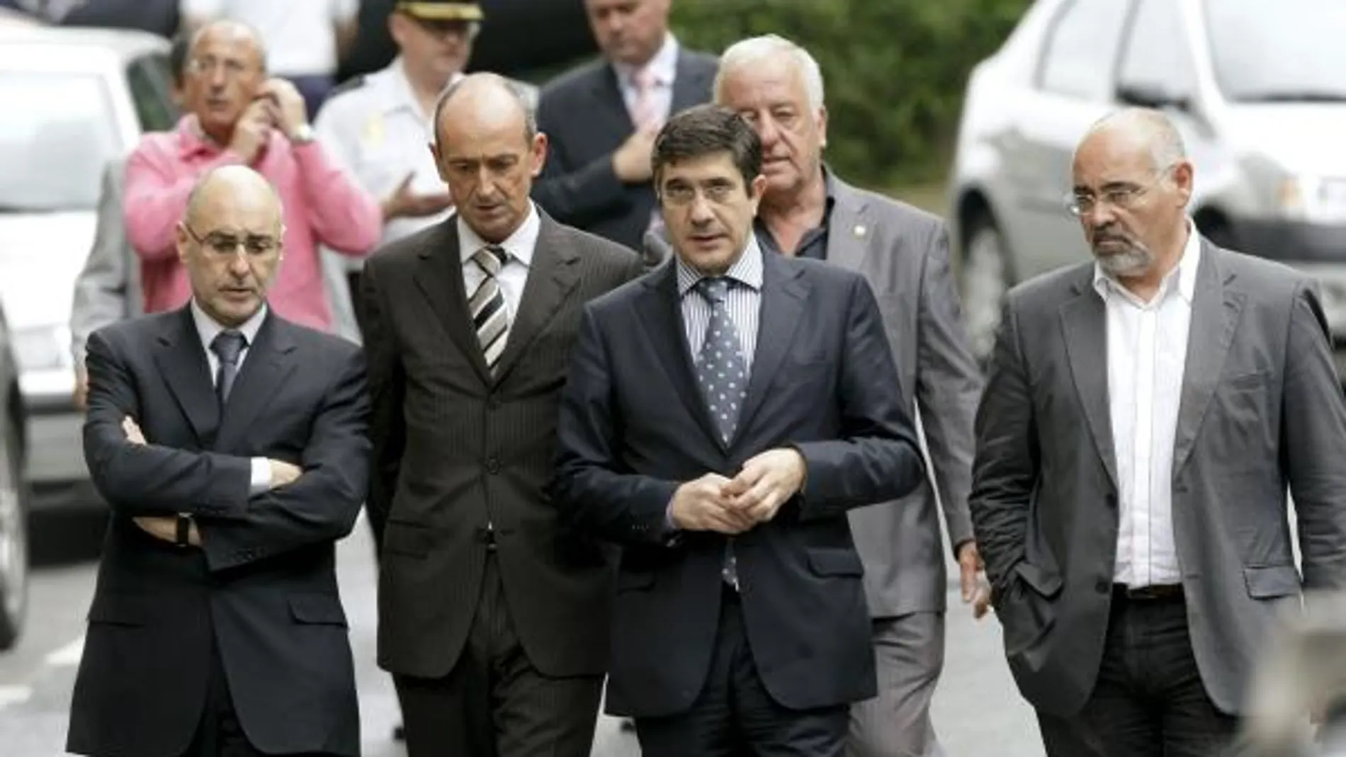 El lehendakari, Patxi López (2d), acompañado del por el consejero vasco de Interior, Rodolfo Ares (i), y el consejero de Interior y al alcalde de Arrigorriaga, Alberto Ruiz de Azua (2i), a su llegada al lugar del atentado