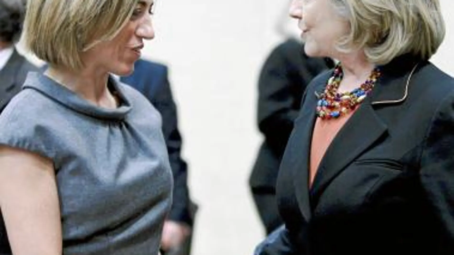La ministra de Defensa, Carme Chacón, con la secretaria de Estado, Hillary Clinton, ayer en Bruselas