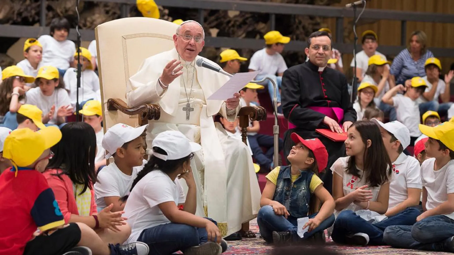 El Papa durante su audiencia con los niños en el Vaticano