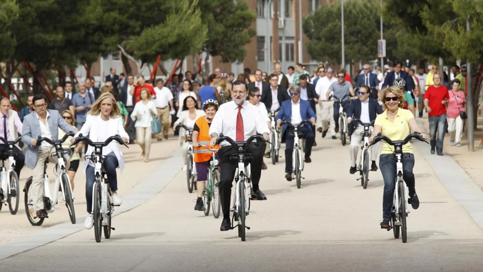 Rajoy con Cifuentes y Aguirre montando en bici por Madrid Río