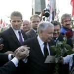 El conservador Jaroslaw Kaczynski, primer ministro de Polonia entre 2006 y 2007, (c), saluda a sus seguidores