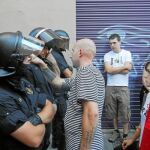 Un antisistema planta cara a los Mossos en una protesta en Gràcia