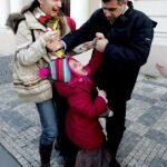 Foto de Dan Materna que describe el drama familiar entre el portugués Jorge Barao y su mujer checa Natalie Pavlova y que obtuvo el premio a la mejor Fotografía zech Press Photo 2007