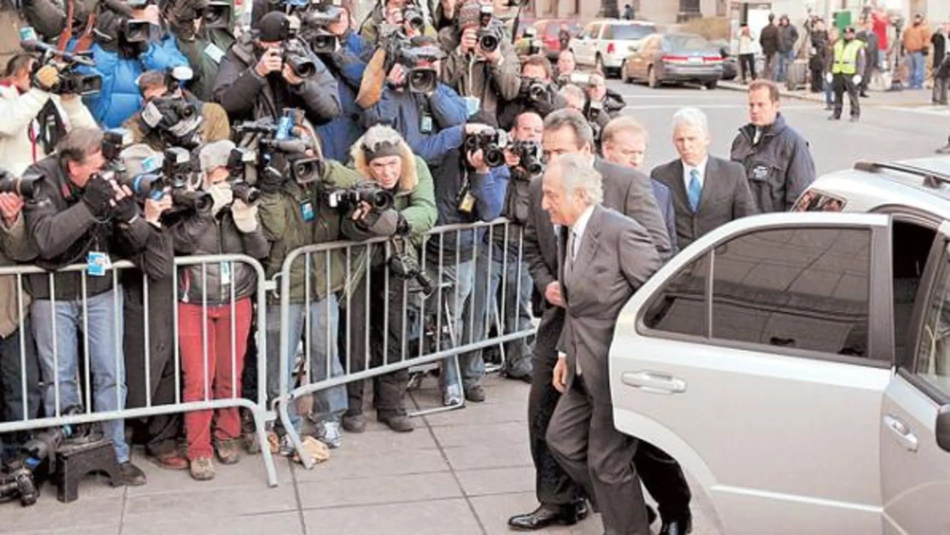 Bernard Madoff acude a testificar en el juzgado ante la atención de decenas de medios de comunicación