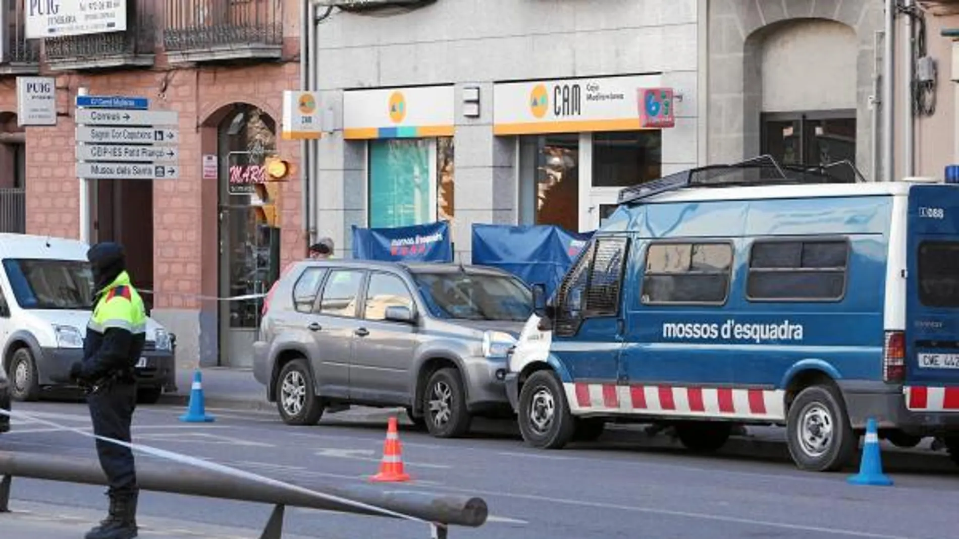En la imagen, la sucursal bancaria donde murieron dos de las víctimas de Pere Puig