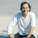 El director Agustí Villaronga posó ayer en la playa donostiarra