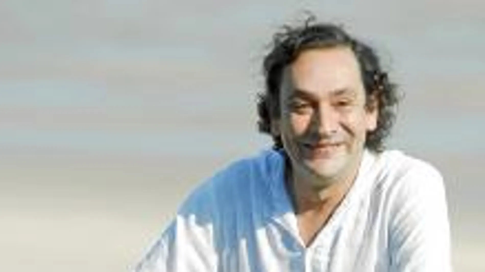 El director Agustí Villaronga posó ayer en la playa donostiarra