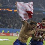 Forlán celebra el tanto con el que el Atlético se proclamó campeón de la Europa Liga
