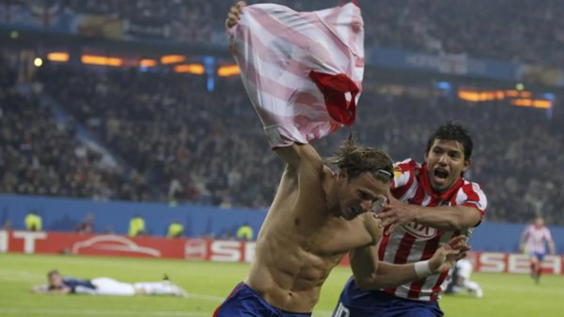 Forlán celebra el tanto con el que el Atlético se proclamó campeón de la Europa Liga