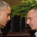 Barack Obama conversa con el ministro griego de Finanzas, Yanis Varufakis, ayer jueves en la Casa Blanca.