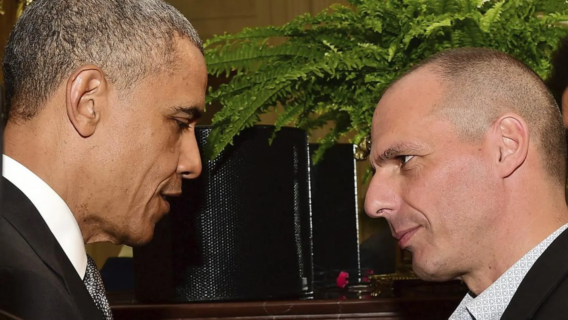 Barack Obama conversa con el ministro griego de Finanzas, Yanis Varufakis, ayer jueves en la Casa Blanca.