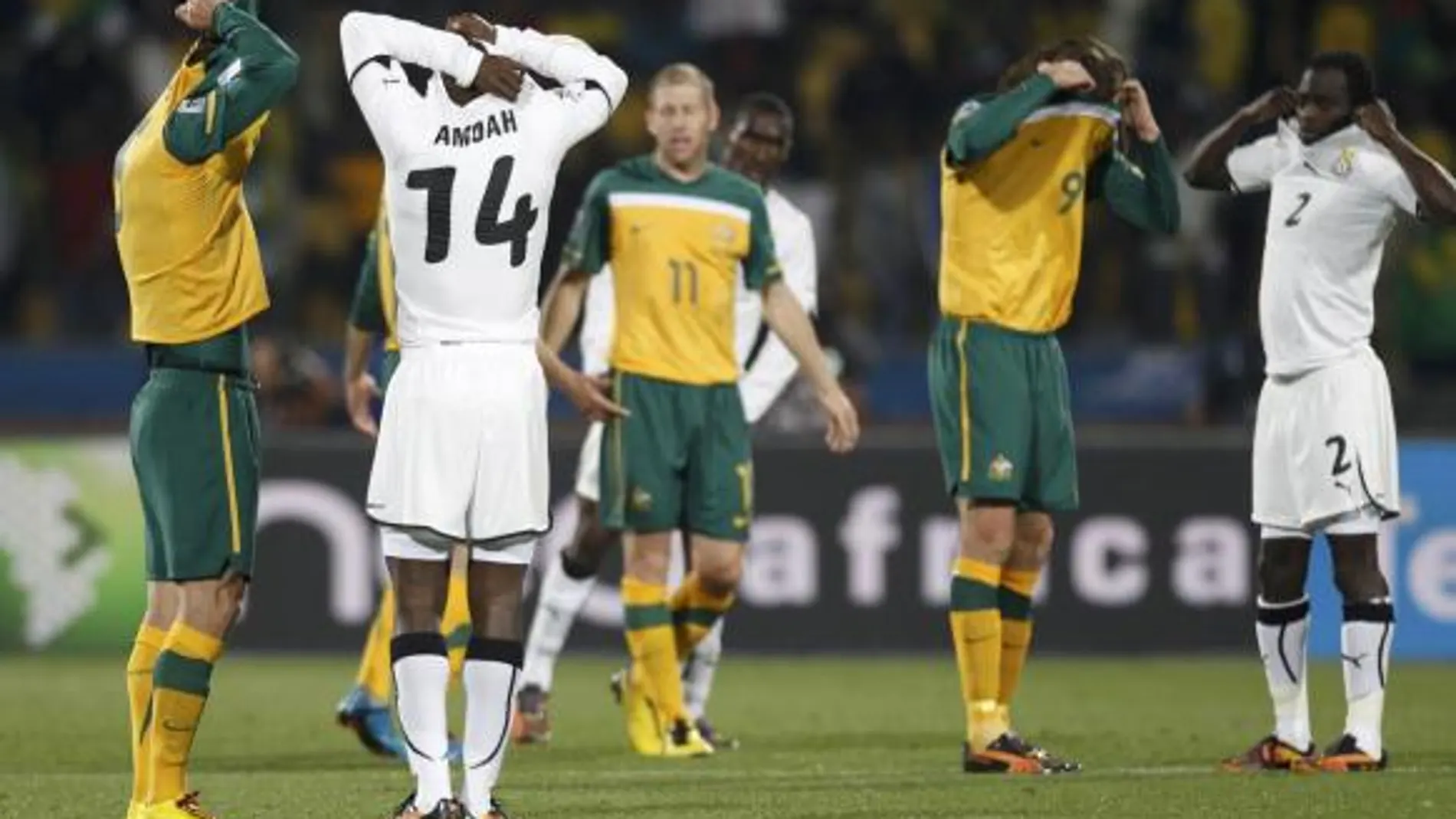 Las selecciones de Australia y de Ghana tras el encuentro