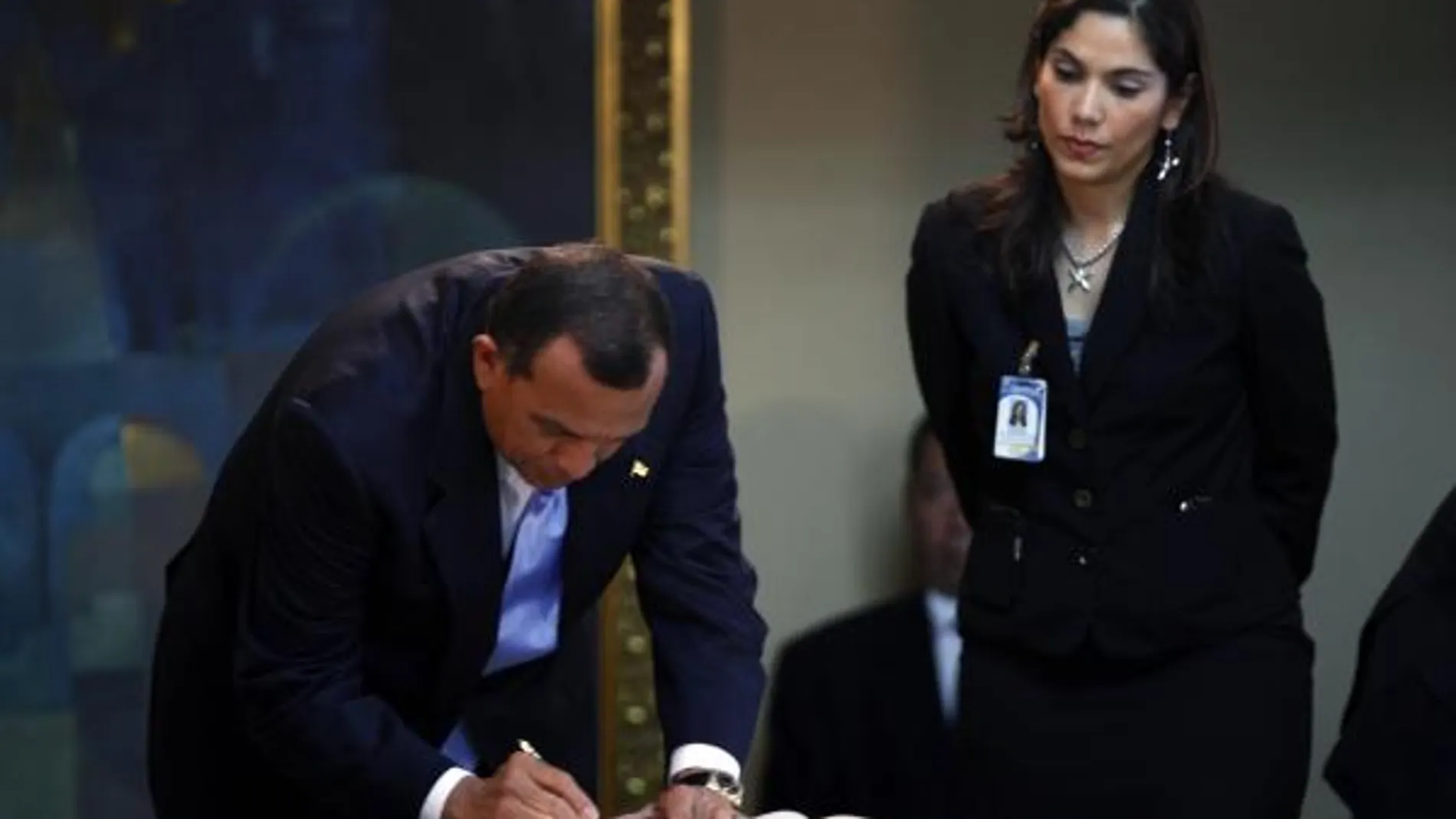 El presidente de Honduras, Porfirio Lobo, firmana un documento en el palacio presindencial, Tegucicalpa