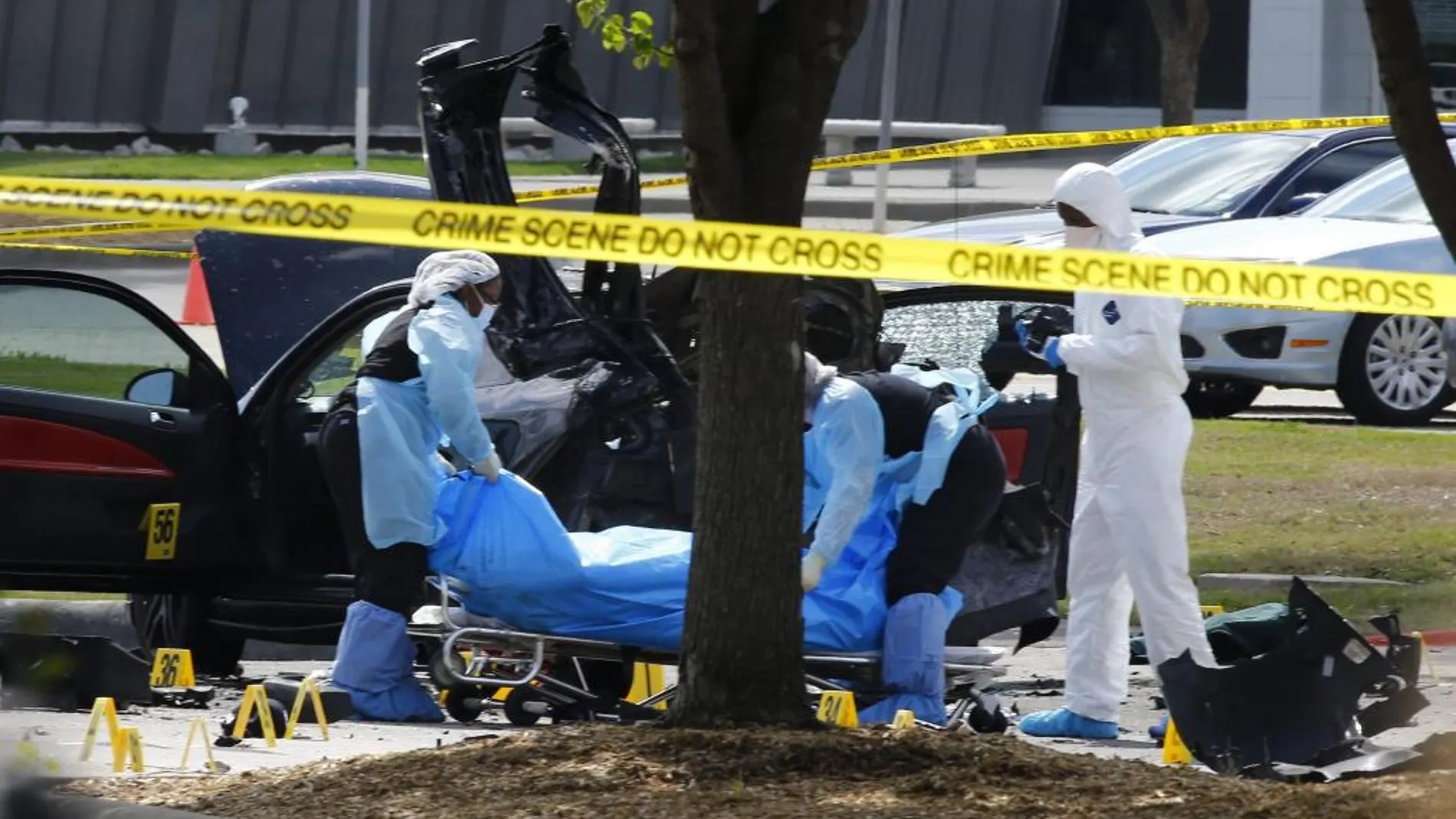 Los técnicos trasladan los cuerpos de los dos individuos que perpetraron un ataque ayer en Garland (Texas).