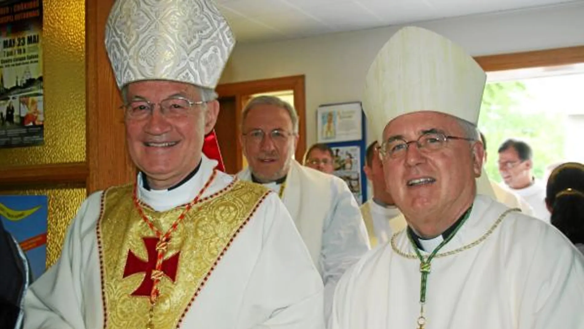 El cardenal Oullet (a la izquierda) y el arzobispo Prendergast (derecha), unidos frente a la clase política canadiense