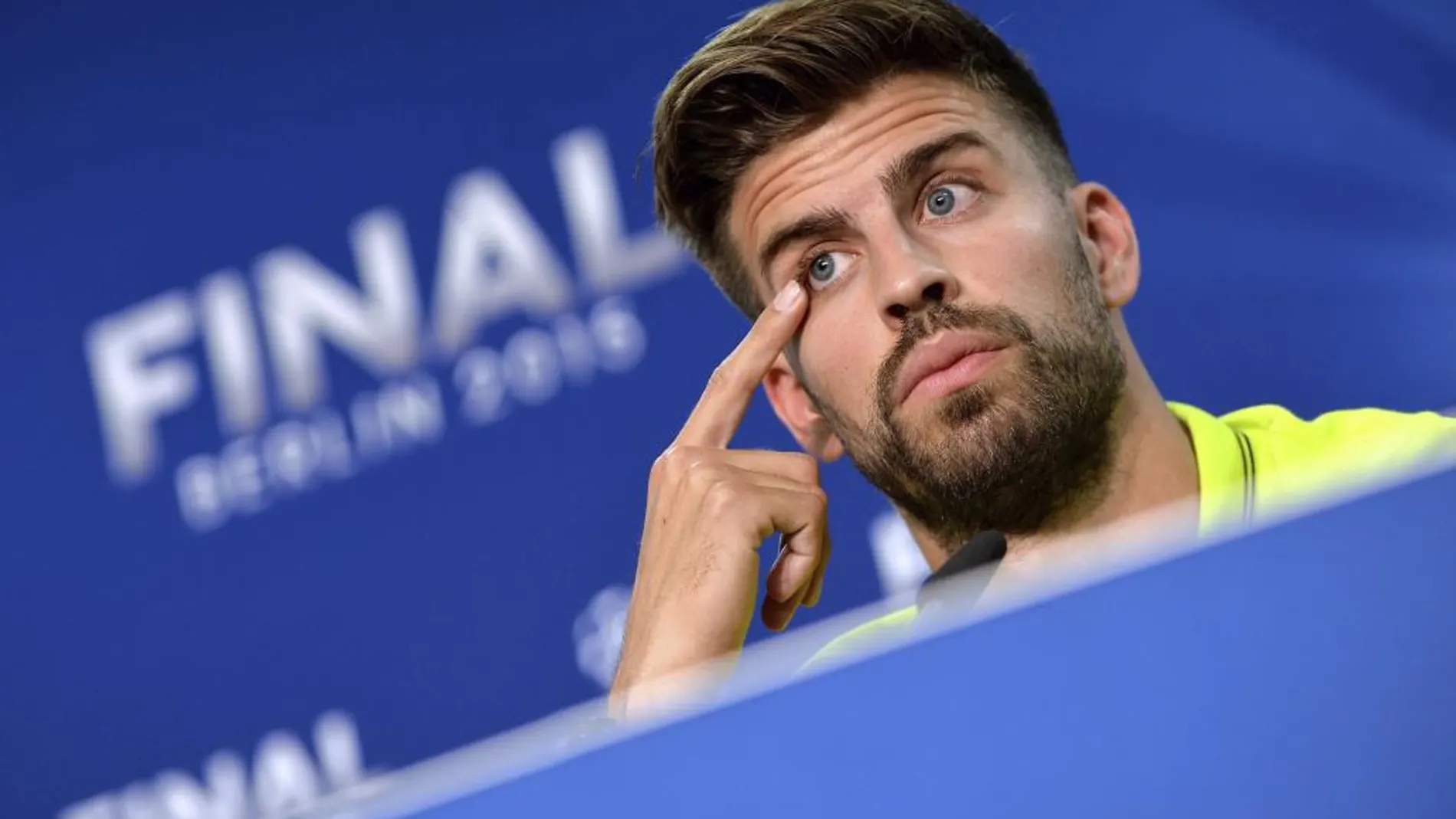 Fotografía facilitada por la UEFA que muestra al defensa del FC Barcelona, Gerard Piqué