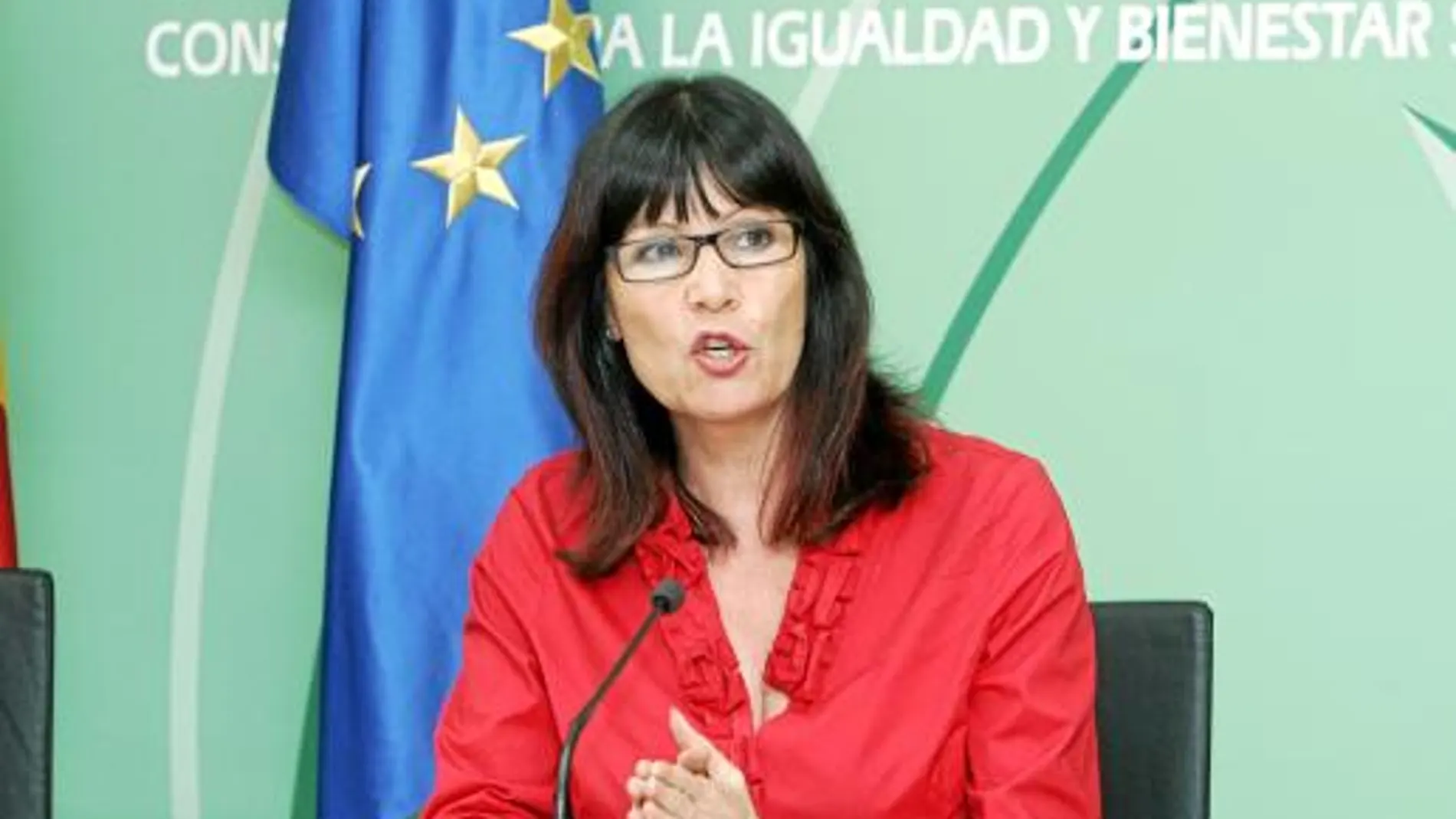 La consejera de Igualdad y Bienestar Social de la Junta, Micaela Navarro, ayer en Sevilla