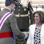 Don Felipe saluda a Ana Botella, alcaldesa de Madrid en funciones