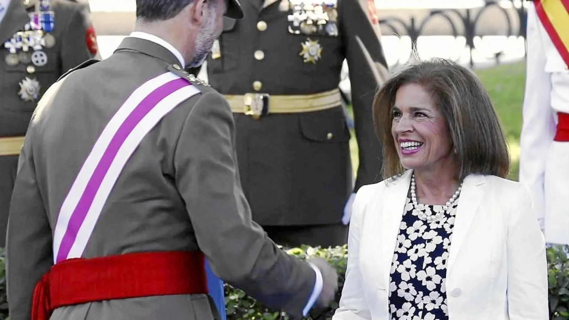 Don Felipe saluda a Ana Botella, alcaldesa de Madrid en funciones