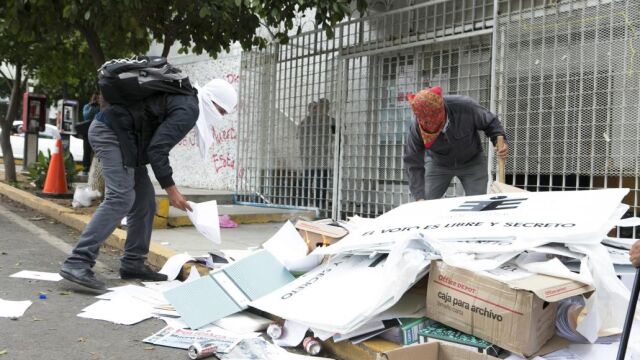 Miembros de la Coordinadora Nacional de Trabajadores de la Educación (CNTE) sacan material electoral de las instalaciones del Instituto Nacional Electoral (INE)