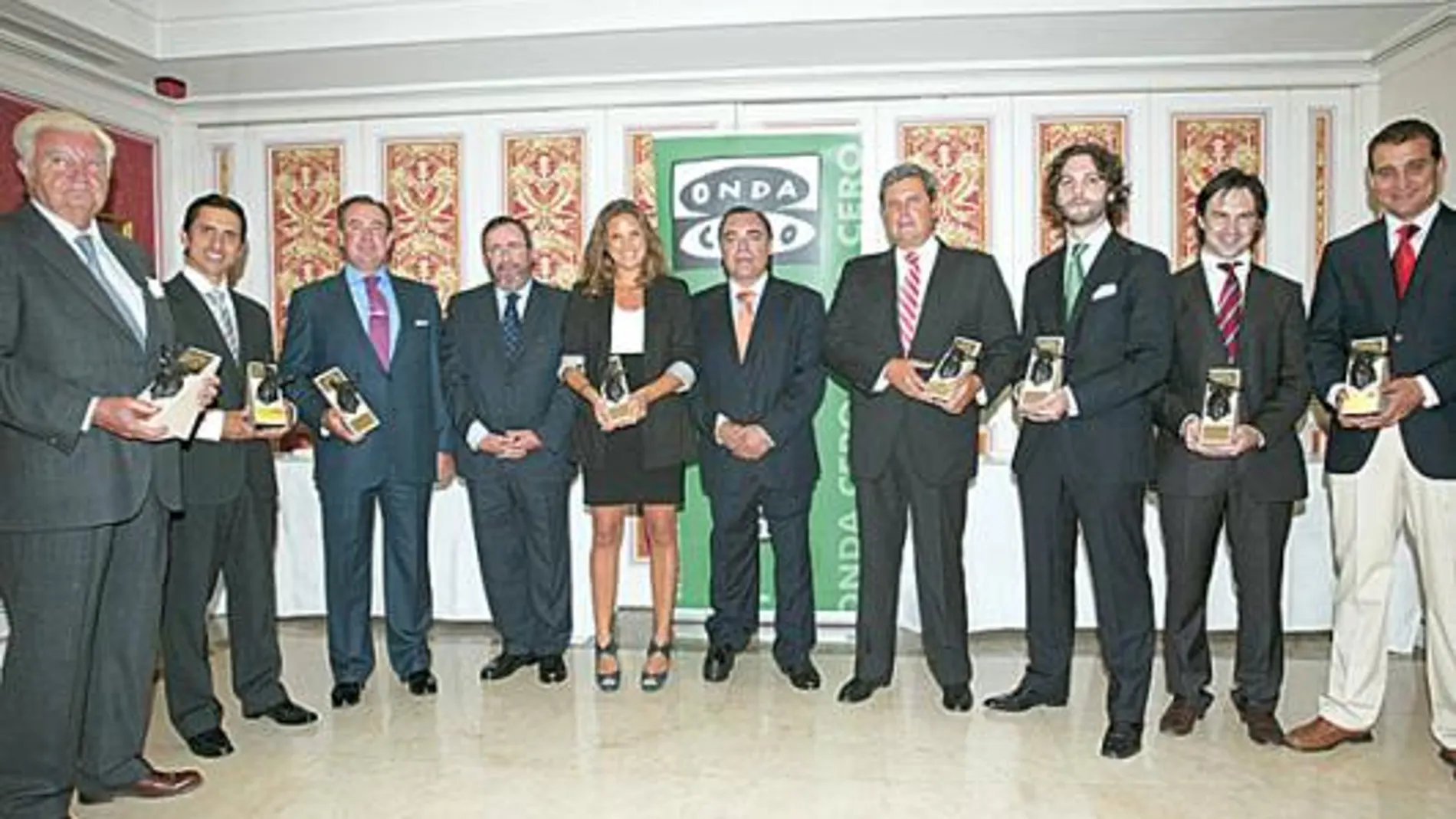 Los premiados por Onda Cero posan con sus trofeos