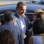 El expresidente del Gobierno José Luis Rodríguez Zapatero (c), saluda a su llegada al acto electoral del PSOE León, elpasado día 21