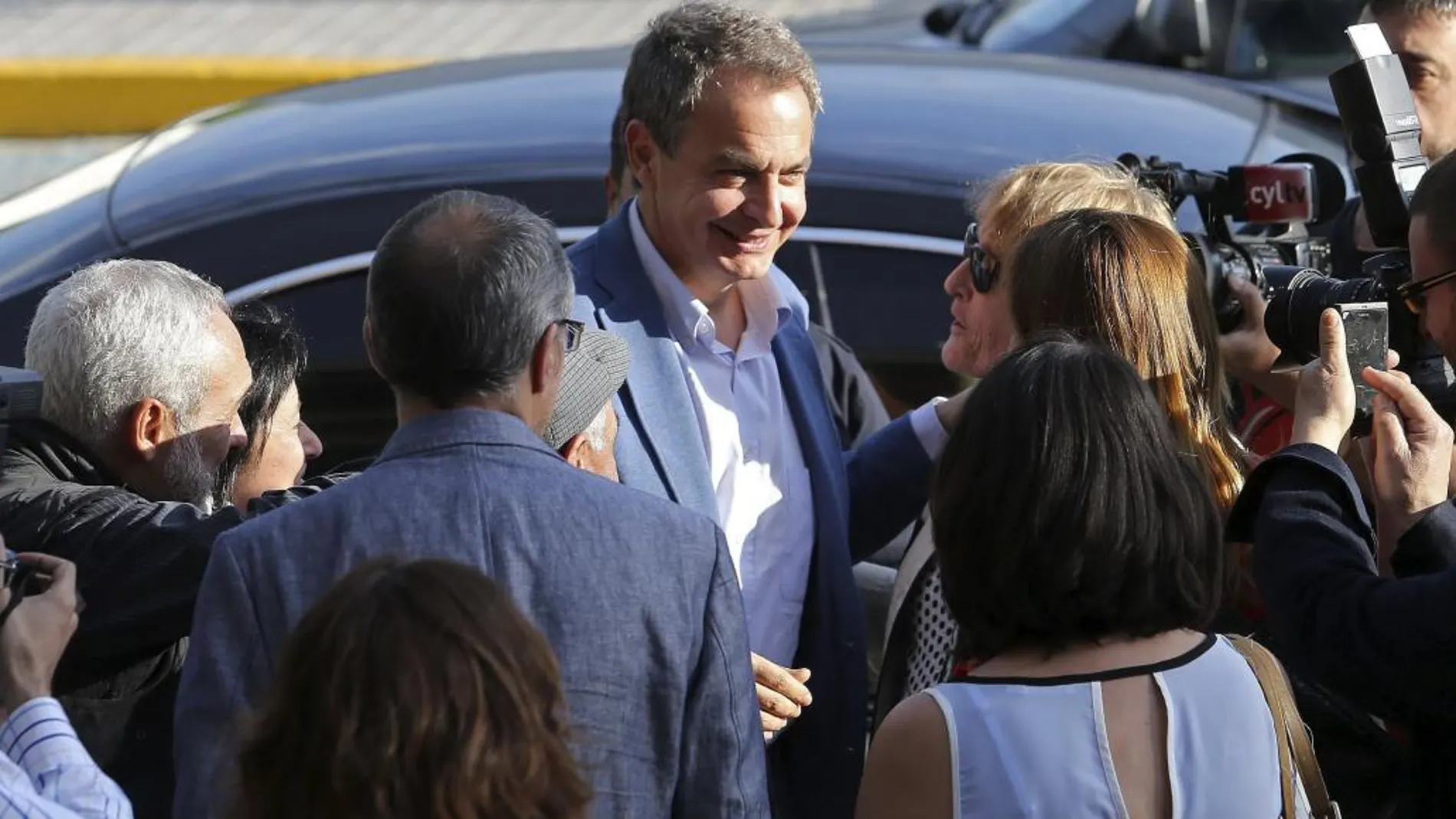 El expresidente del Gobierno José Luis Rodríguez Zapatero (c), saluda a su llegada al acto electoral del PSOE León, elpasado día 21
