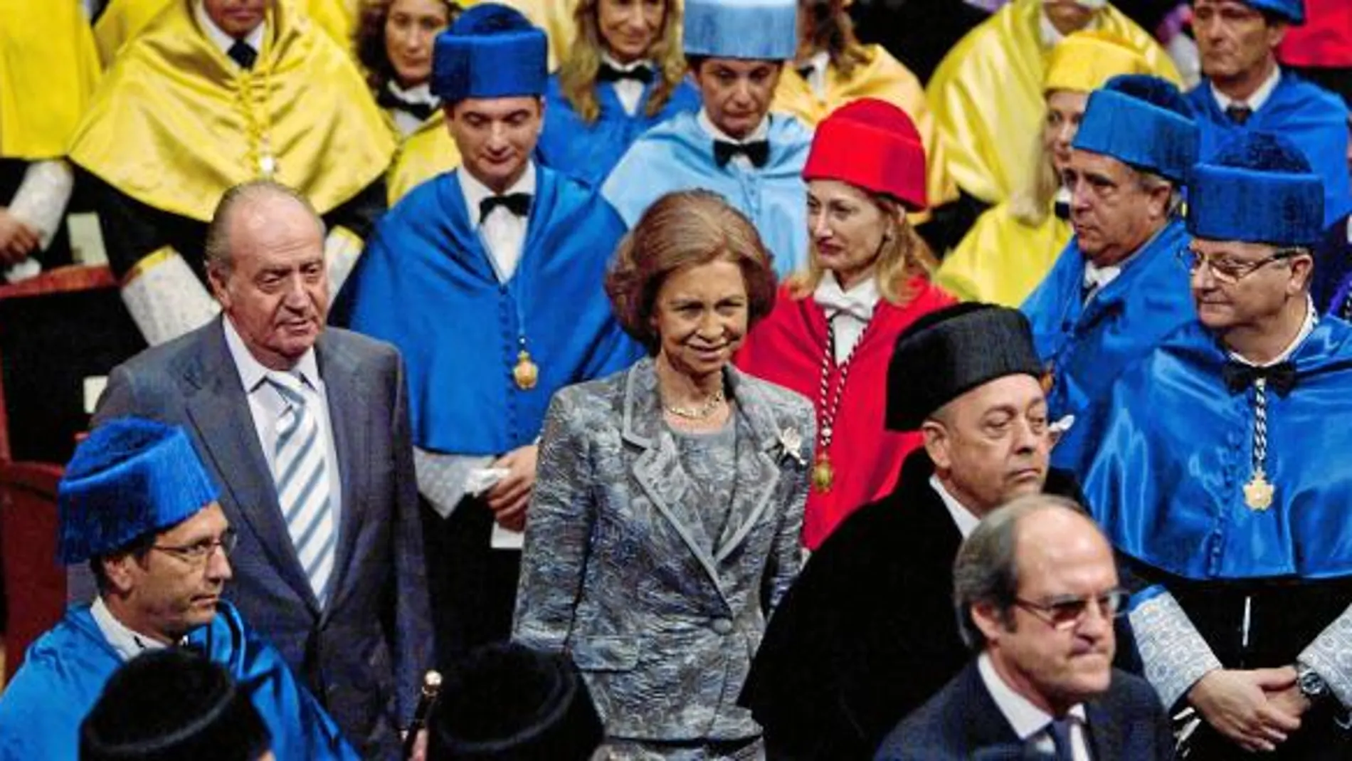 Don Juan Carlos reclama mejoras a la Universidad en la apertura del curso