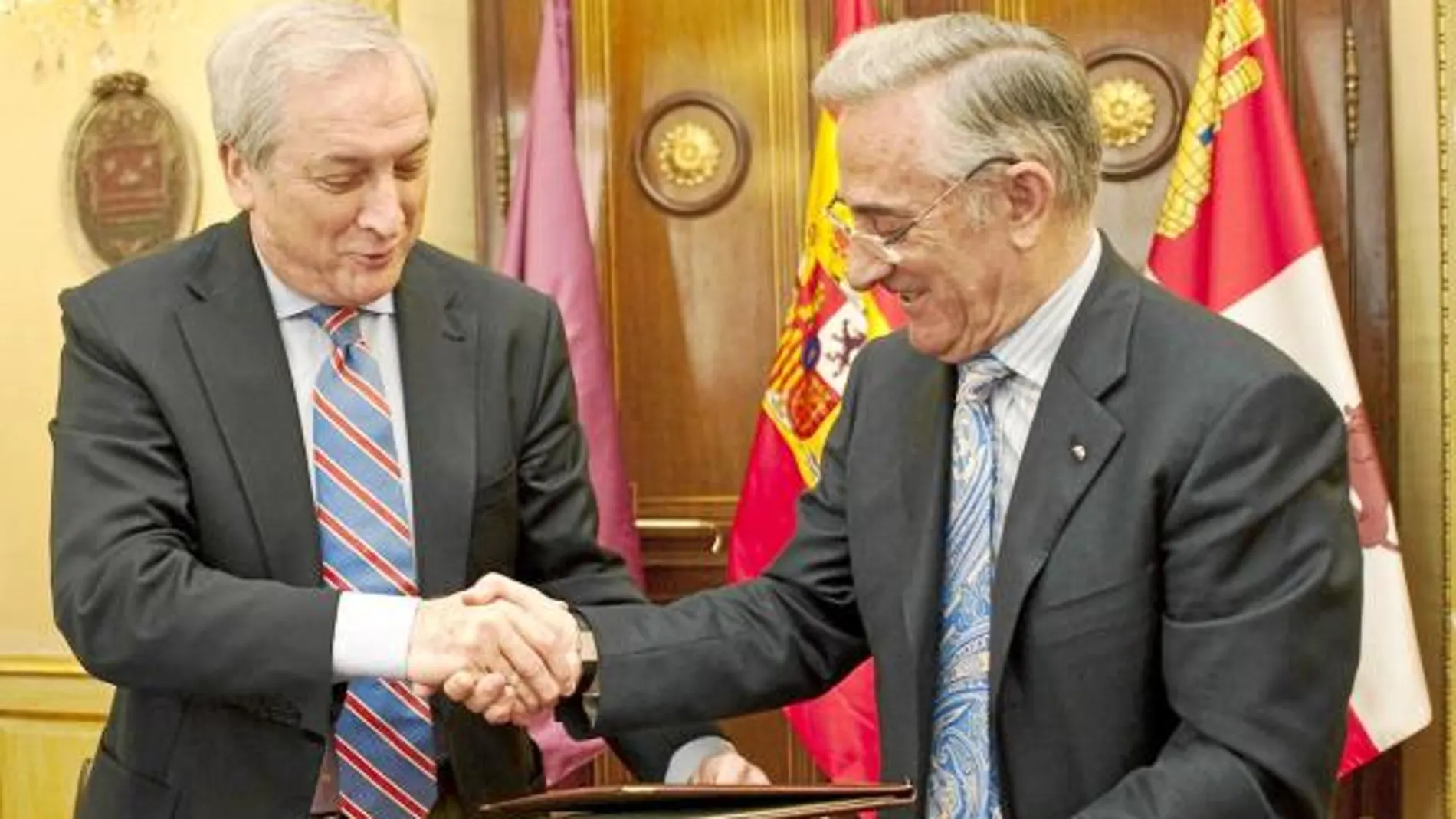 Antonio Miguel Méndez Pozo y Vicente Orden Vigara, durante la firma del acuerdo de colaboración