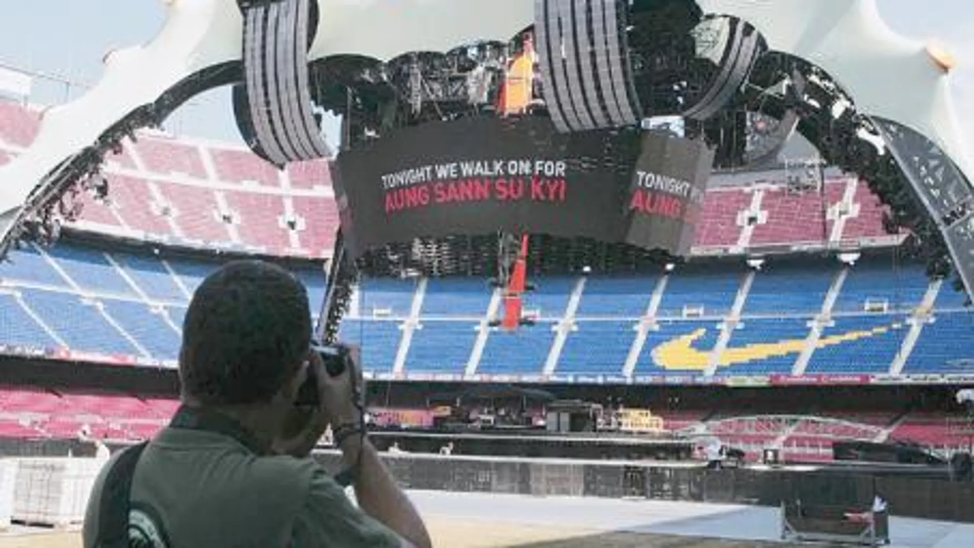 Aspecto del Camp Nou en Barcelona, con el escenario a medio montar