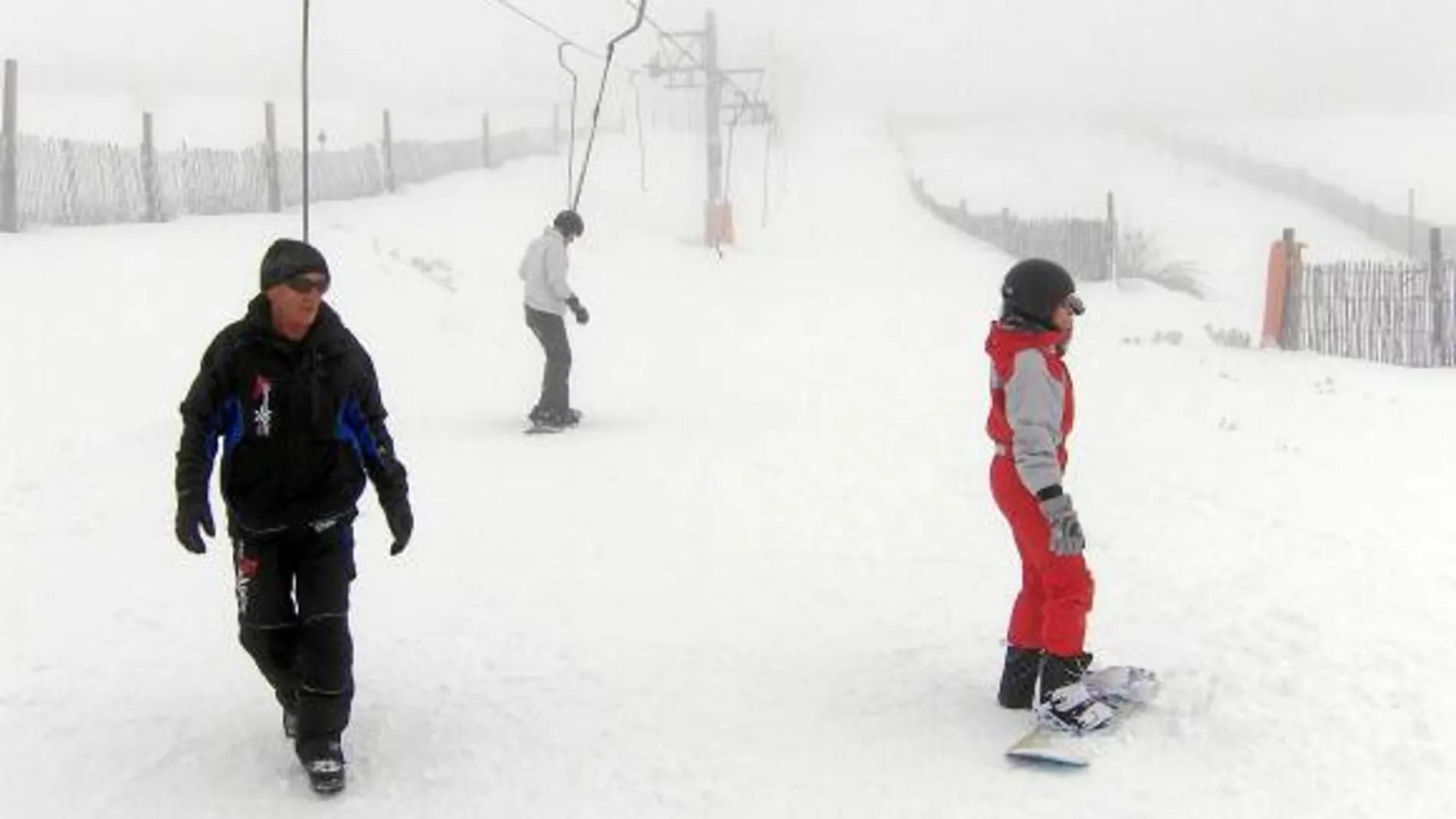 Amantes del esquí disfrutan de las estaciones de San Isidro y Leitariegos