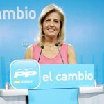 La portavoz parlamentaria del PP-A y alcaldesa de Fuengirola, Esperanza Oña, en una reciente intervención ante los medios