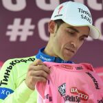 Contador sufrió ayer una dislocación del hombre al caer de la bicicleta por culpa de un espectador y no pudo ponerse el maillot rosa en el podio por los dolores