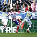 El delantero francés del Atlético de Madrid Antoine Griezmann, marca gol ante el defensa marfileño del Málaga Arthur Boka