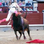 Gonzalo Caballero resulta cogido de manera espectacular al entrar a matar sin muleta al cuarto de la tarde, del que paseó un trofeo