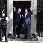 Cameron y Nick Clegg, a las puertas de Downing Street