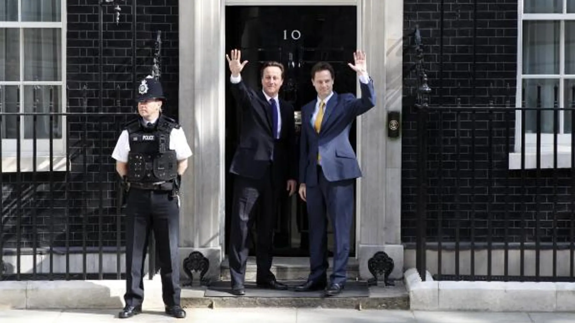 Cameron y Nick Clegg, a las puertas de Downing Street