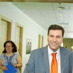 Carlos Fernández Carriedo y María José Moro, en las Cortes