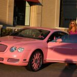 Paris Hilton con su Bentley rosa