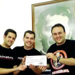 Los magos del CMIDB organizan actos benéficos donde muestran su magia. En la imagen, dos de ellos portan el cheque recaudado para Haití