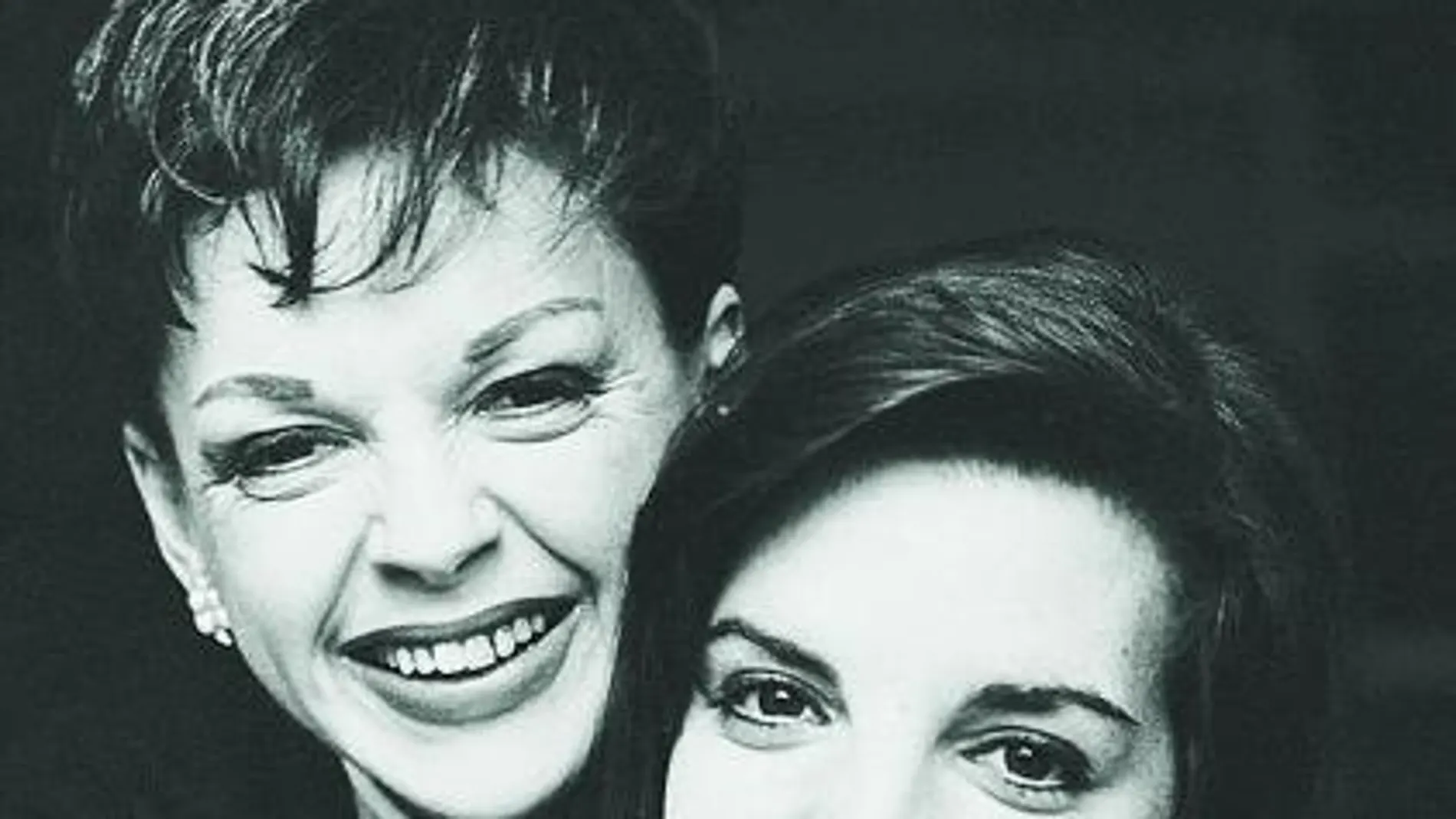Judy Garland, junto a su hija, Liza Minelly, quien heredó hasta las adicciones
