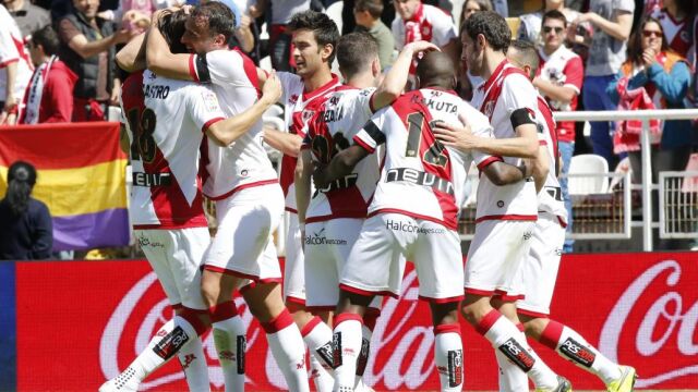 Los jugadores del Rayo Vallecano felicitan a Antonio Amaya (2ºi), tras conseguir el primer gol ante el Almería.