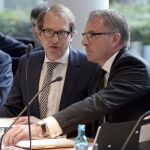 El presidente de Lufthansa, Carsten Spohr (dcha), conversa con el ministro alemán de Transporte, Alexander Dobrindt, a su llegada a la Comisión de Transportes del Parlamento alemán